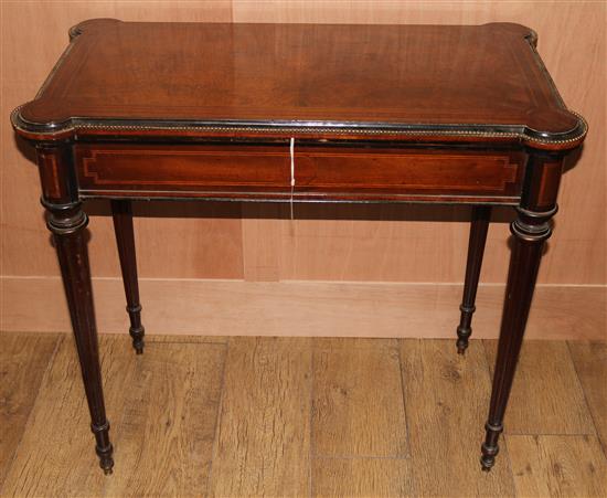 A Victorian Gillows rosewood and walnut card table, W.2ft 9in. D.1ft 7in. H.2ft 6in.